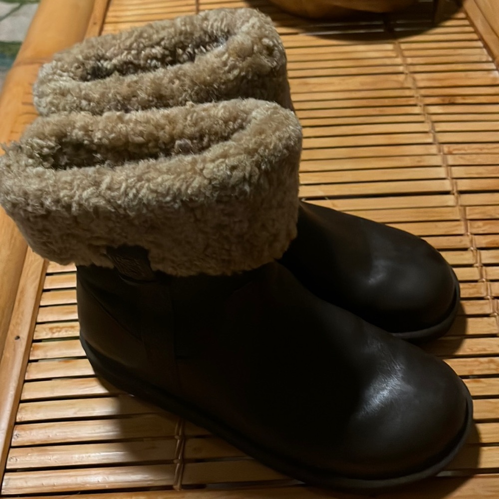 NIB Uggs boots size 10 leather with sheep shearling